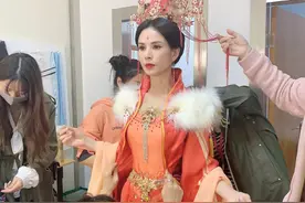 李若彤挑战古装新娘造型了，凤冠霞帔额头点胭脂红雍容大气图片