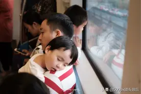 地铁上，多少孩子趴在父亲的肩头睡着！祝天下的父亲平安快乐图片