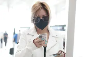 王菊这自信非一般人能比，没有超模身材却很敢穿，露出赘肉也不怕图片