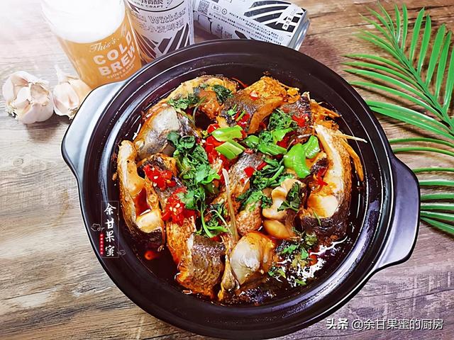家常烧鱼我常用这方法，食材入锅再加碗啤酒，味美下饭料也多