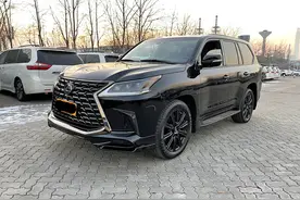 21款雷克萨斯LX570到港，非承载车身，霸气“黑武士”涂装图片