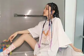 李小璐扎七彩脏辫走嘻哈风 秀细腰锁骨身材火辣图片