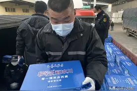 老中青三代党员齐上阵 徒手转运120吨援汉物资图片