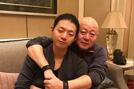 对比：抛弃妻子的“假活佛”火风，霍尊的“渣”你意外吗？图片