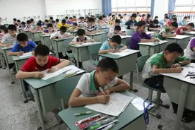 老师将学生的成绩发到家长群，家长“威胁”其道歉，老师：我没错图片