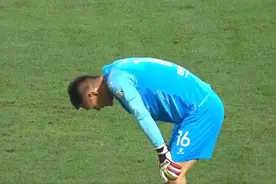 中甲重现南雄太世纪乌龙，成都蓉城守门员手抛球扔进自家球门图片