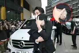 赌王何鸿燊举殡 何猷君抱长孙、何超莲窦骁挽手现身图片