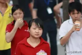 富士康打工妹8月每天工作12个小时，曝光工资单，以为看错了图片