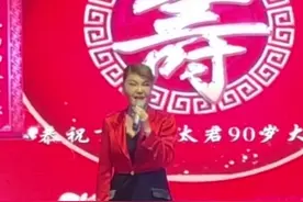 37岁乌兰图雅现身，法令纹深老态毕现，网友：这是50岁吧？图片
