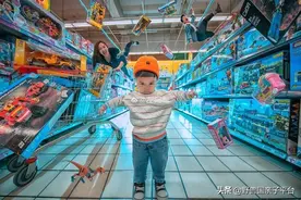 这位爸爸把全家福拍成特效大片，我们笑着笑着却被暖哭了图片