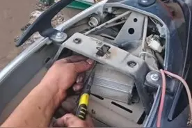 电动车钥匙被锁在车座里怎么办？用一个巧妙方法，分分钟就能取出图片