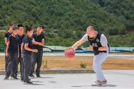 “篮球小白”如何进阶？这些花式篮球也可以以球会友图片