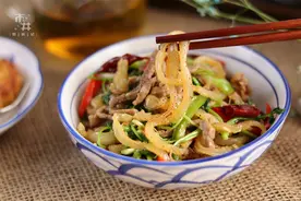 国庆假期在家，学一道新菜，这海鲜和牛肉搭配炒真香，还嘎嘣脆图片