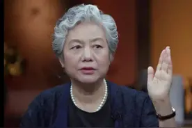 孩子和谁睡觉就跟谁亲？李玫瑾教授：3岁前，孩子要和妈妈一起睡图片