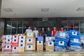 明星物资已到河南！黄晓明20万瓶水堆成山，张艺兴百万物资摆满地图片