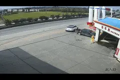 南昌警方通报一起妨害公务案，司机拦停后，上演疯狂举动图片
