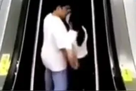 秀恩爱？山西一对情侣在电梯上接吻摔下扶梯，网友：代价有点大图片