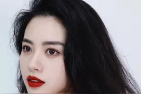 无语了，没想到红棕色搭配淡妆居然这么好看图片