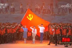伟大征程丨第三篇章“激流勇进”情景舞蹈《党旗在我心中》图片