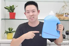 洗衣液瓶别扔掉，瓶底切一刀放进卫生间里，省钱又实用，太棒了图片
