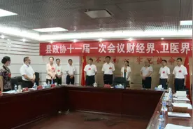 县委书记谭晓艳等县领导看望人大代表、政协委员图片