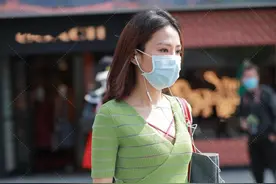 蜜桃裤搭配镂空上衣，紧致身材让人羡慕，是不是健身女教练啊？图片