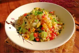 做蛋炒饭，米饭下锅后加点“它”，一炒就散还不粘，米饭香软可口图片