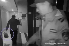 “陌生男人拎着酱鸭打开了自己家门密码锁”！男子凌晨一点半报警图片