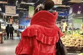 安徽蚌埠痴女子，奇葩衣服亲自设计，“只为人群中被你看见”图片