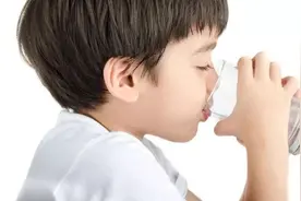 天气干燥，孩子总爱舔嘴唇？小心是得了这种病！图片