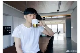 李荣浩罕秀恩爱，晒老婆视角居家照，意外曝光家中超大豪宅图片
