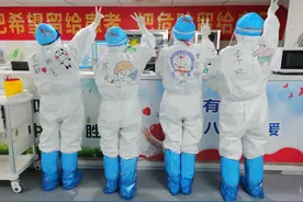 多才多艺的护士小姐姐用“防护服艺术”为患者加油图片