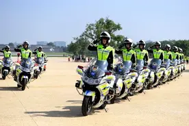 你好西安｜飒！西安公安交警女子铁骑亮相古城图片