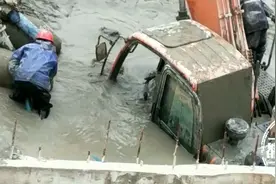 2台挖机水塘“趴窝”后续：热心观众帮忙，被困挖机终浮出水面图片