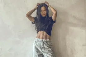 37岁女老师大秀腹肌马甲线，网友：现在的体育老师都这么火辣的吗图片