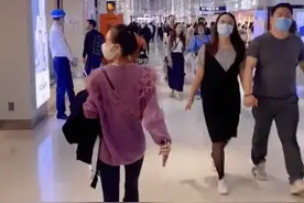 海南小伙和女友逛商场，女友健步如飞小伙拼命追，女友身份不一般图片