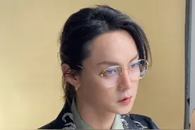 中年发福还“姨化”的尹正，两任绯闻女友都是年轻小花，他凭什么图片