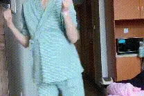 “最苗条孕妇”火了，宫口开到二指在产房跳舞催生，网友：我酸了图片