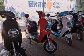 这也是伤害电池的“罪魁祸首”，定期更换充电器，电动车多用2年图片