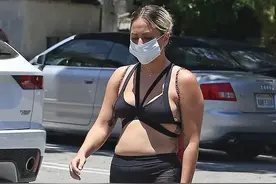 Lady Gaga久违外出，和富商男友甜蜜牵手，赘肉肚腩太醒目引猜测图片