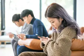离不开的手机，逃不了的颈椎病！专家教你正确姿势玩手机图片