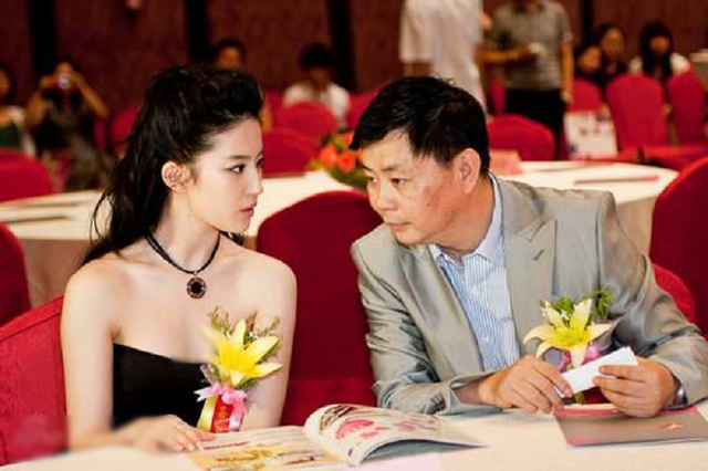 陈金飞:刘亦菲背后的金主,和刘母三人行,为何转身恋上杨采钰?