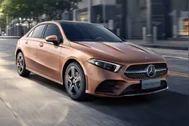 奔驰A级都跌到17万多了，一箱油能跑790公里，还买啥凯美瑞图片