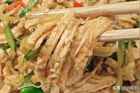 年夜菜“凉拌鸡胸肉”加上这两样食材，做出来口感鲜香，一点不柴图片