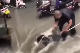 揪心，河南暴雨33人遇难！这些挺身而出的瞬间更让人哭到停不下来图片