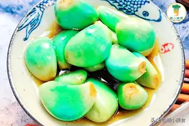 腌腊八蒜，用陈醋还是白醋腌？都不对，难怪蒜腌不绿，味不香图片