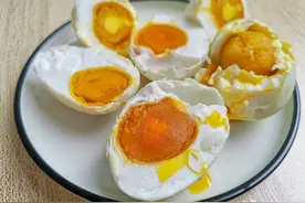 饱和盐水法做出来的咸鸭蛋，100％成功，切开蛋黄个个都冒油图片