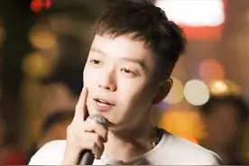 32岁“快男”现身街头卖唱，多次遭城管驱赶，曾为生计在夜店唱歌图片