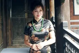 刘晓庆终于不装嫩，一袭旗袍配翡翠项链优雅端庄，身材圆润更韵味图片