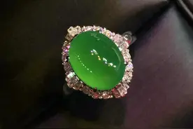 想乘风破浪？小姐姐来一枚伴钻金镶的翡翠戒指？图片